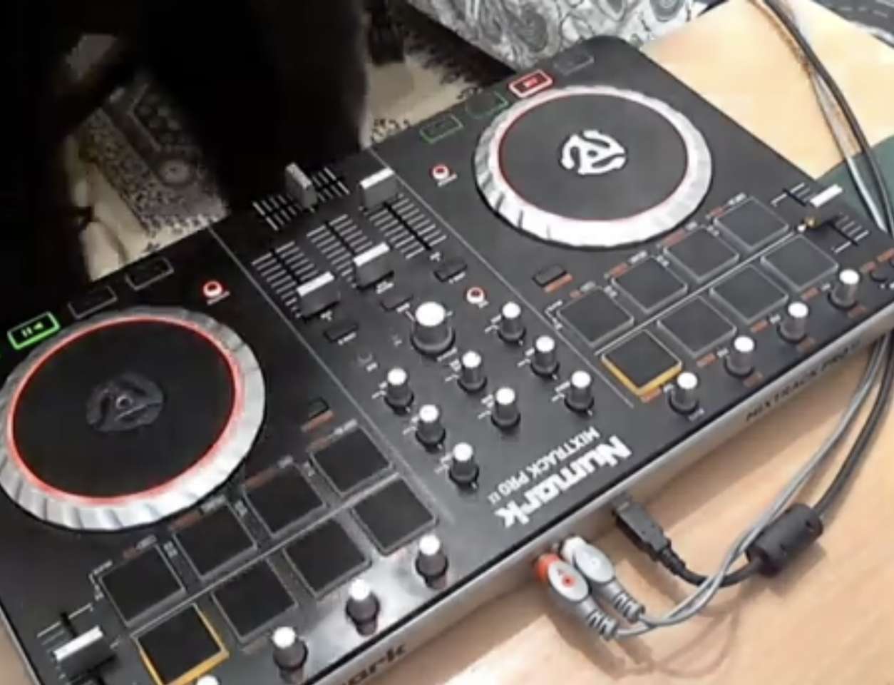 Den Mix übernimmt DJ Duplox Online-Puzzle