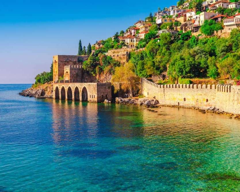 Sopra la baia di Antalya nel Mar Mediterraneo puzzle online