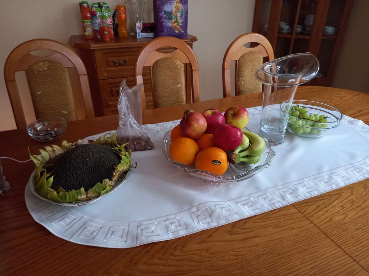 テーブルの上の果物とひまわり ジグソーパズルオンライン
