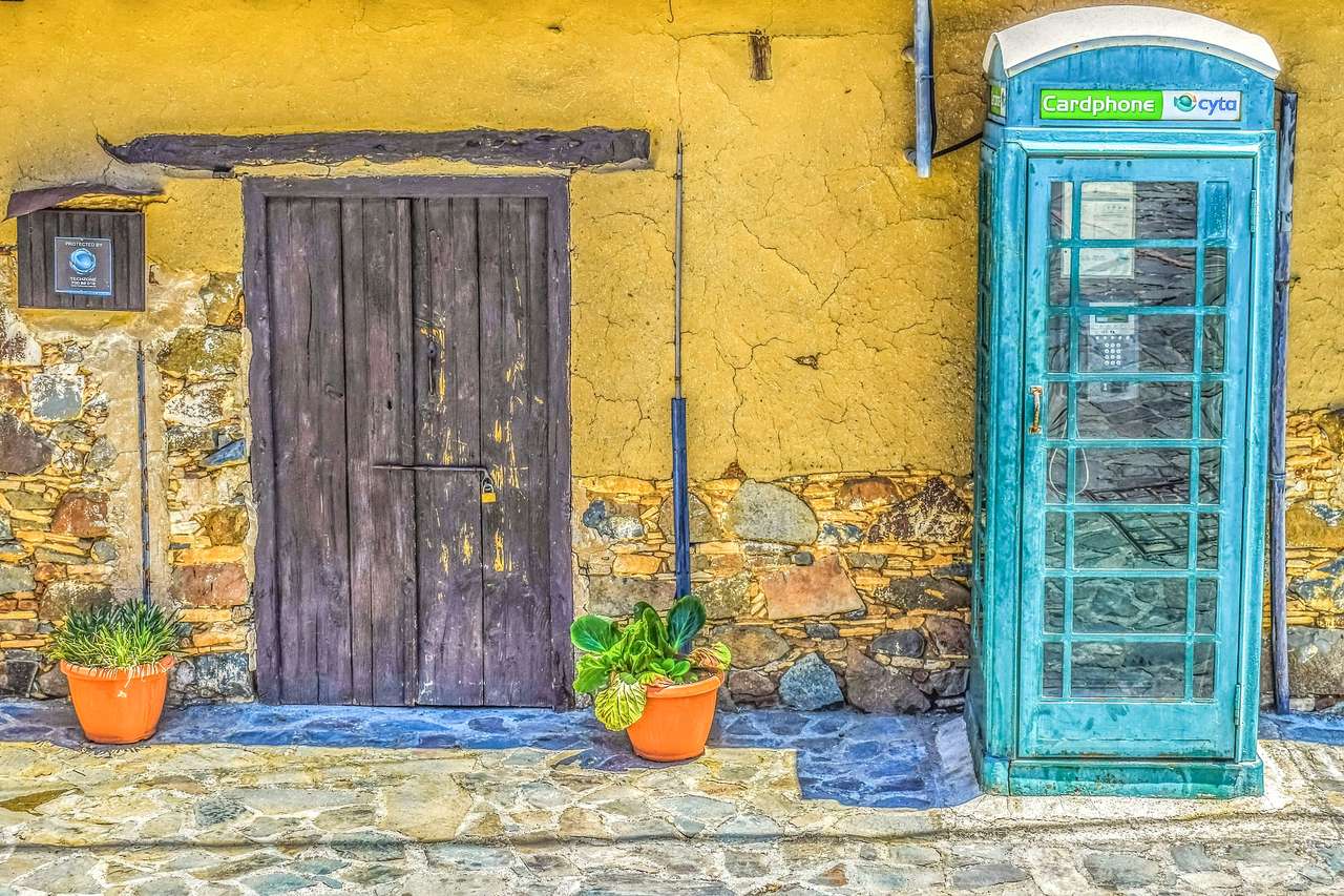 Telefonbox i den lilla byn Fikardou (Cypern) pussel på nätet