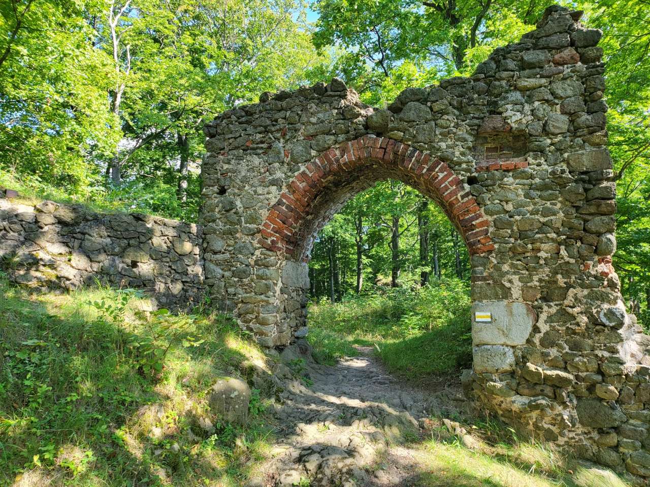 brána ve starém zámku online puzzle