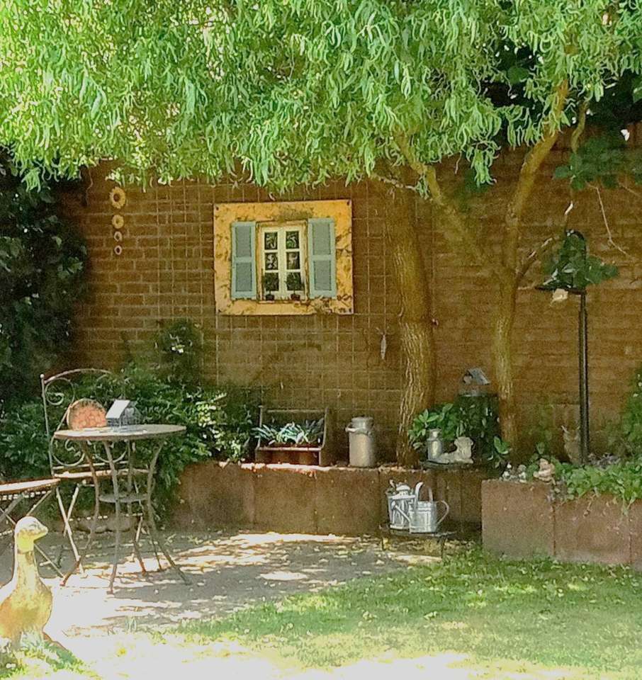Уютен кът в градината онлайн пъзел