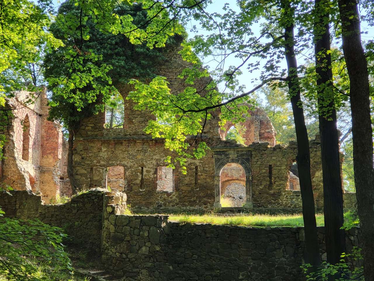 руини на замък в гората онлайн пъзел