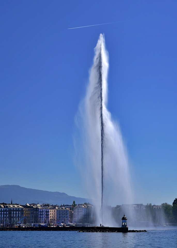 Шлейф воды. Струя воды в Женеве.