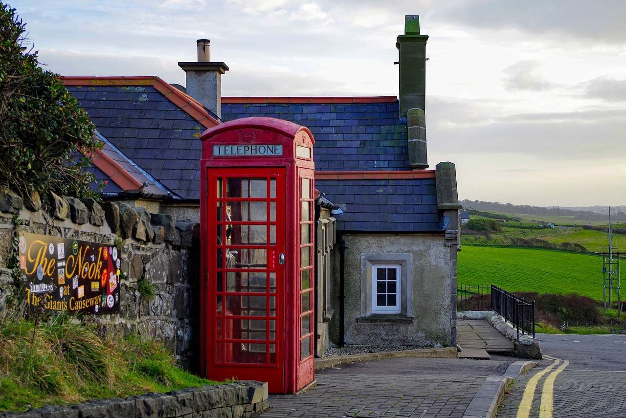 Nordirland, Telefonbox, Röd stuga Pussel online