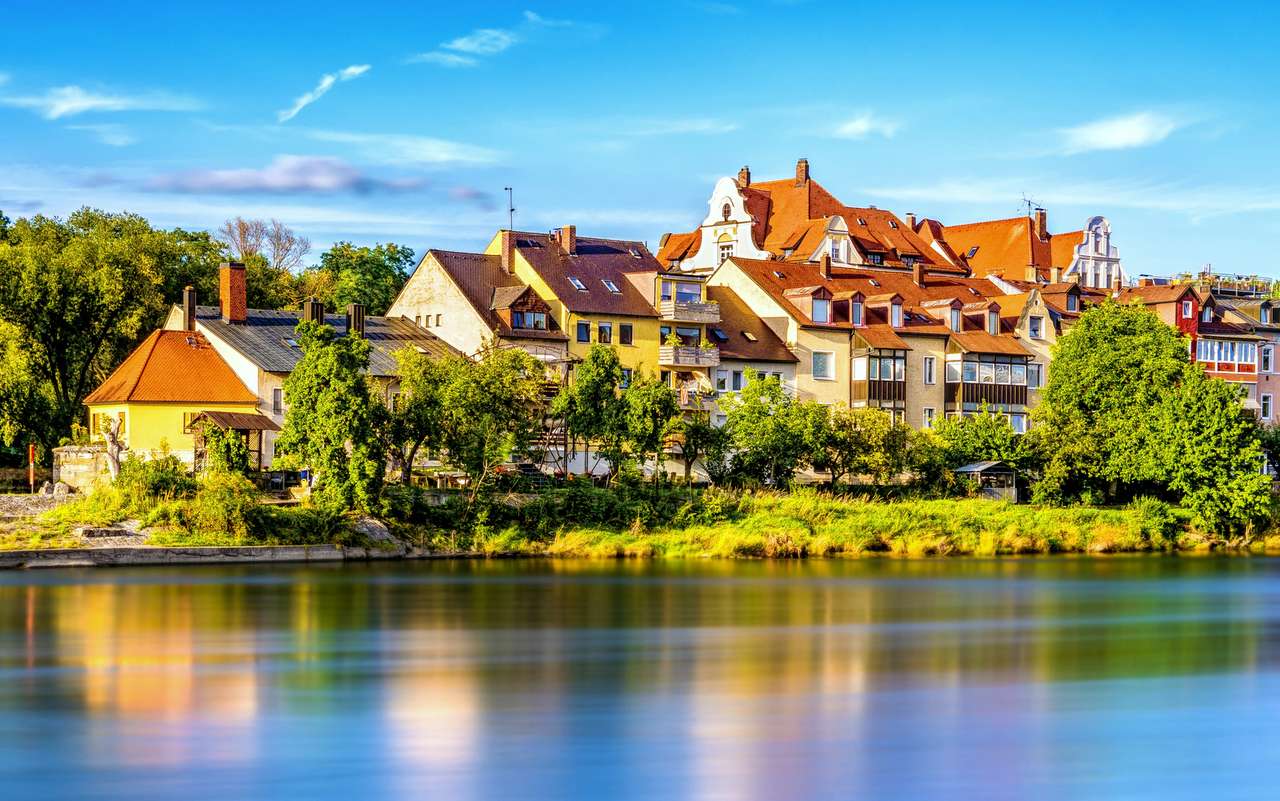 Huizen aan de Donau in Regensburg, weg van het centrum legpuzzel online
