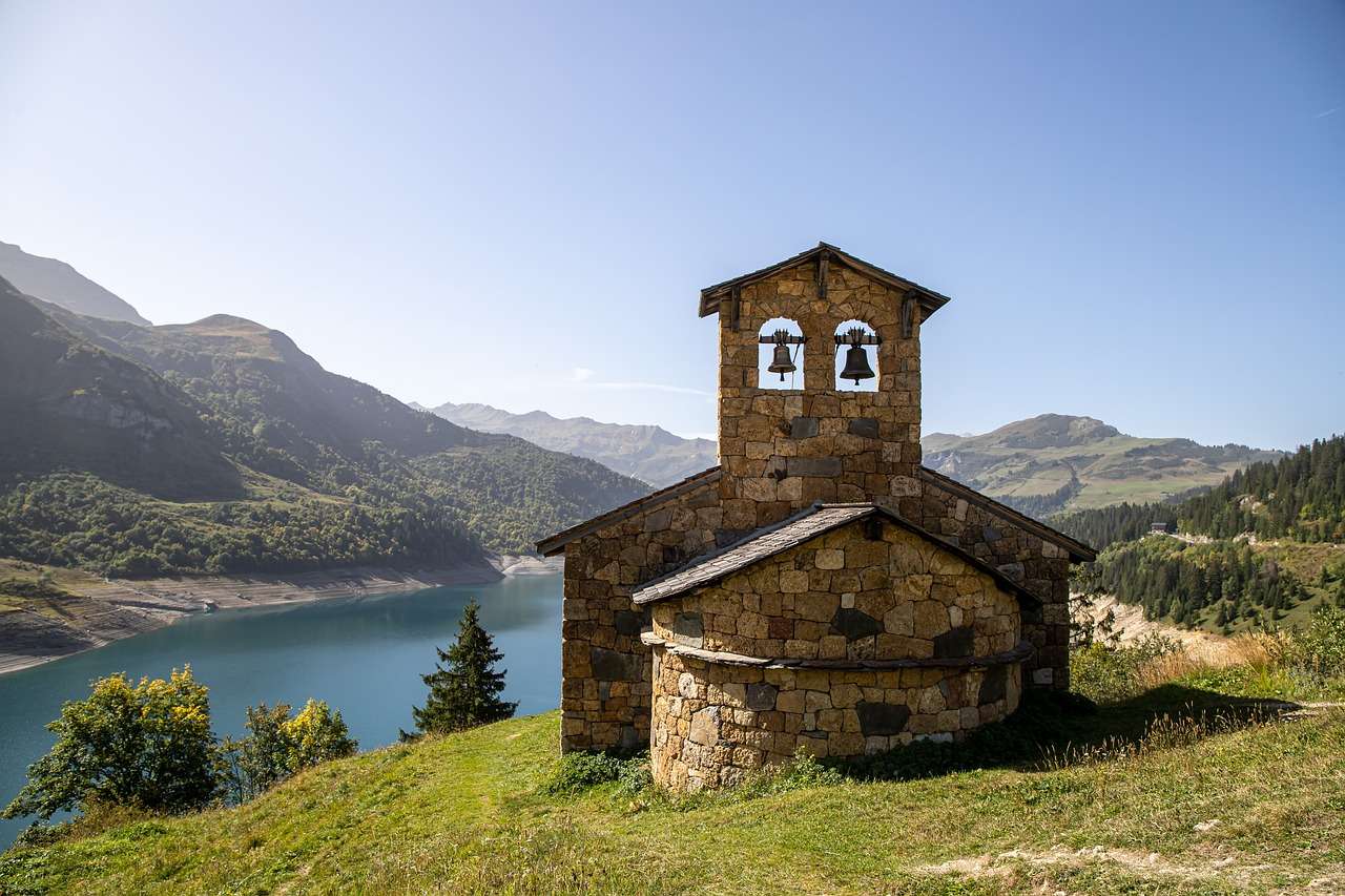 Kápolna, templom, tó kirakós online