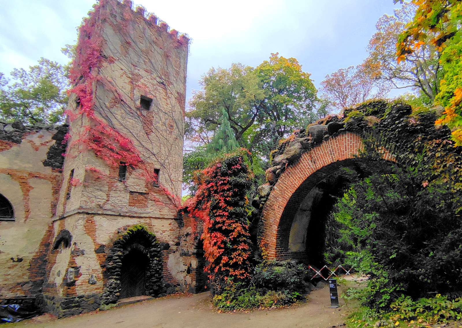 Rovine romantiche nel giardino di Arkadia (Polonia). puzzle online
