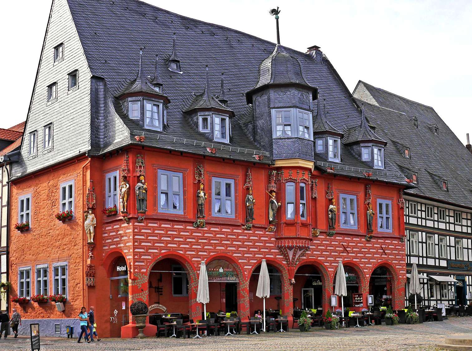 Het Kaiserworth Hotel op het marktplein in Goslar legpuzzel online