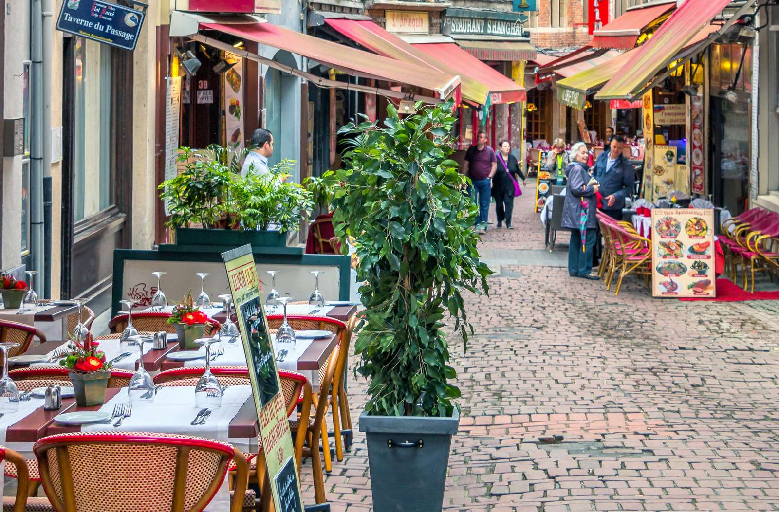 Voetgangersstraat aan het marktplein in de oude binnenstad van Brussel legpuzzel online