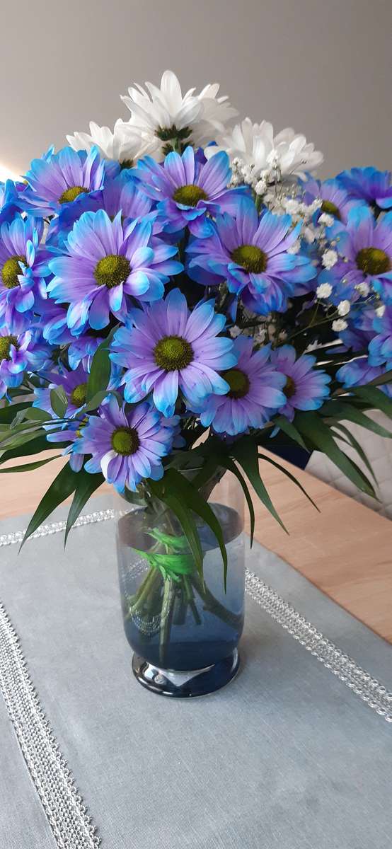 Blauer Blumenstrauß in einer Vase Online-Puzzle