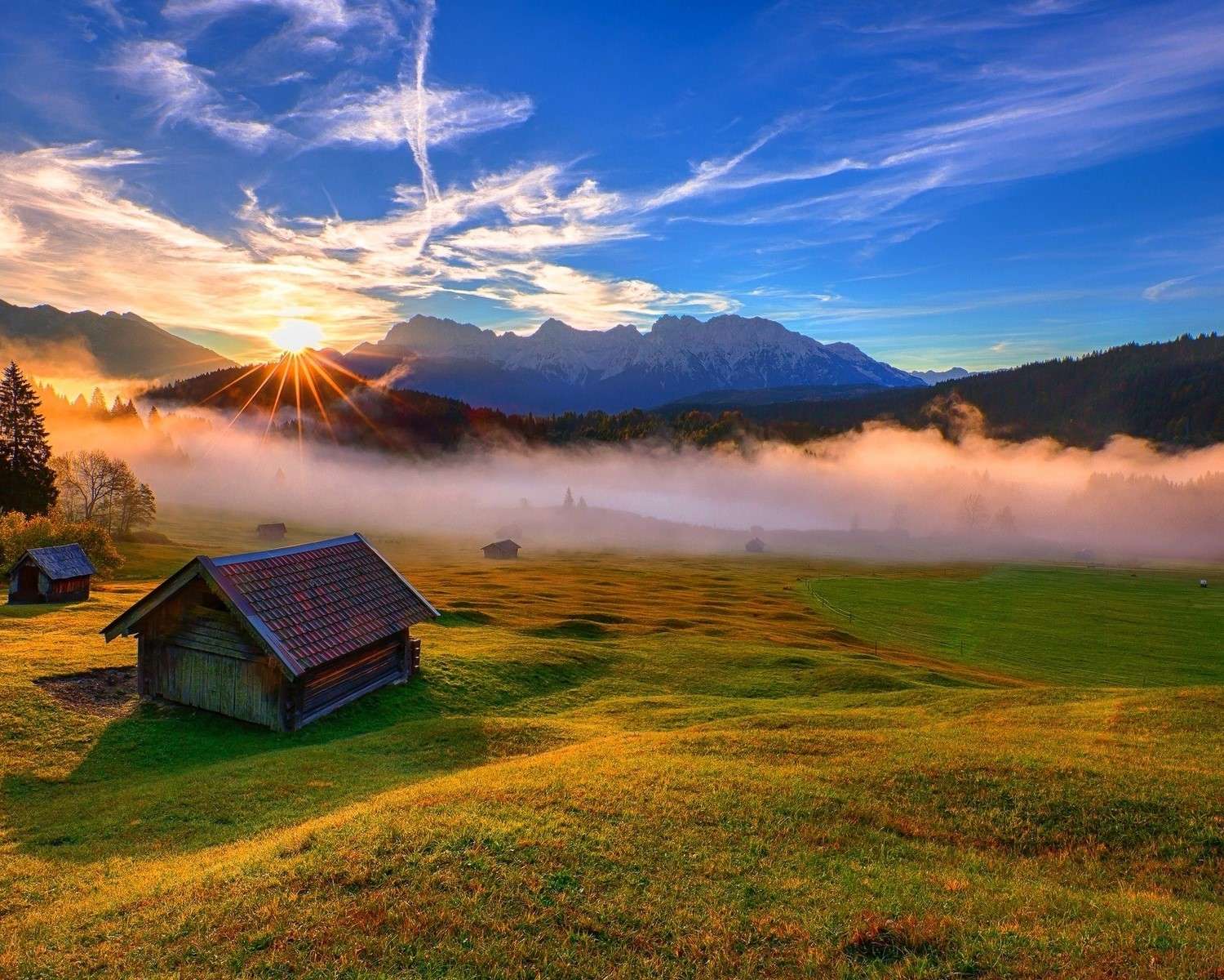 Sonnenaufgang und Nebel in den Bergen Puzzlespiel online