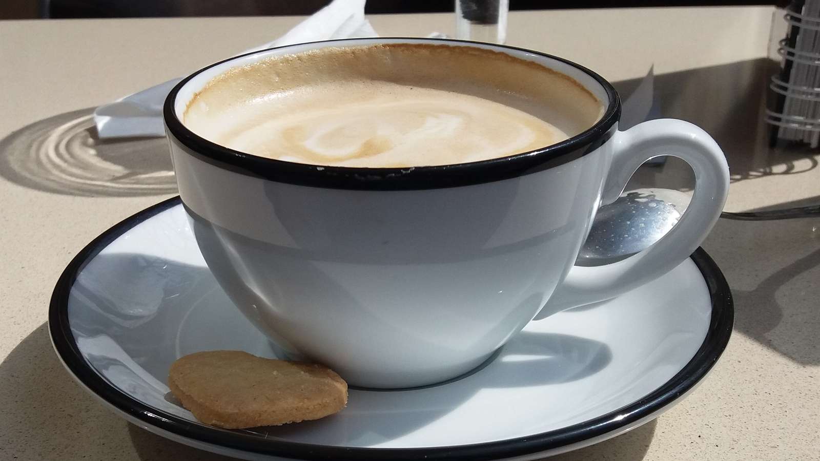 kaffe med mjölk i en kopp pussel på nätet