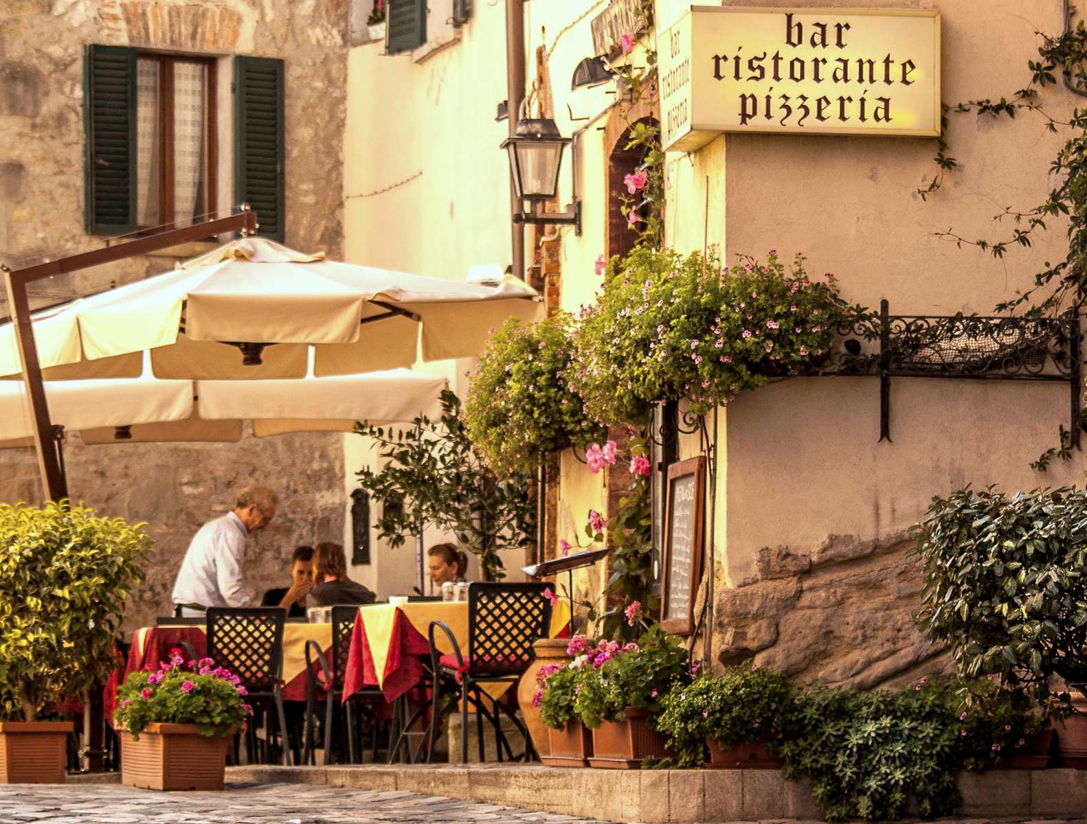 Arome italiene pe o stradă grecească puzzle online