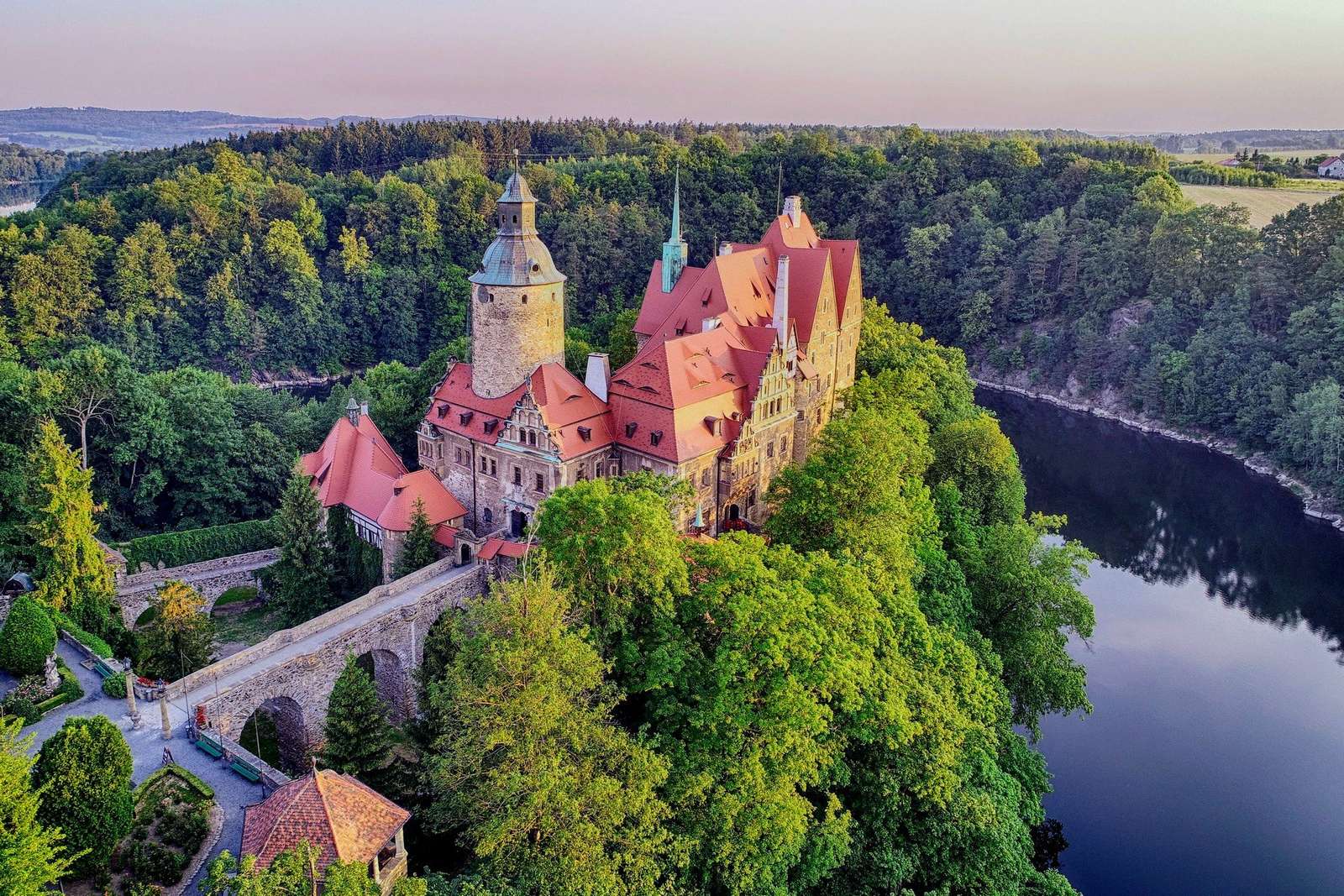 castillo en polonia, lago, bosque rompecabezas en línea