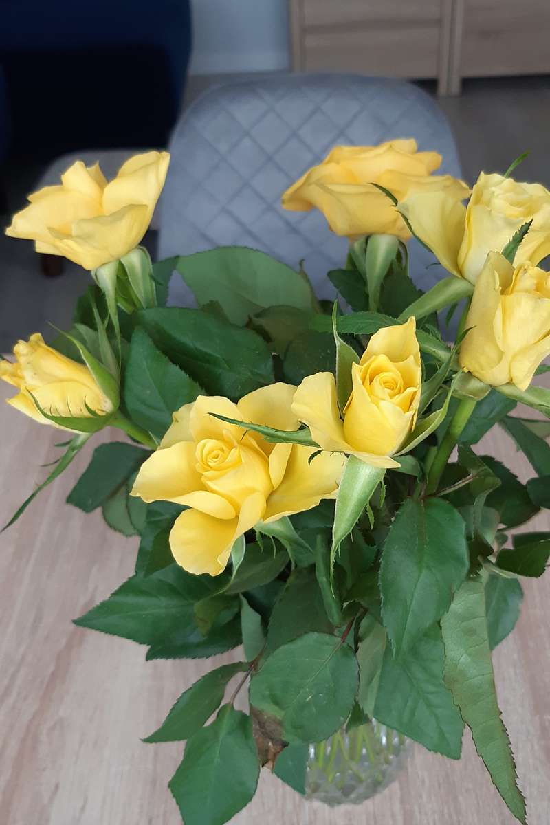 花瓶に入った黄色いバラの花束 ジグソーパズルオンライン