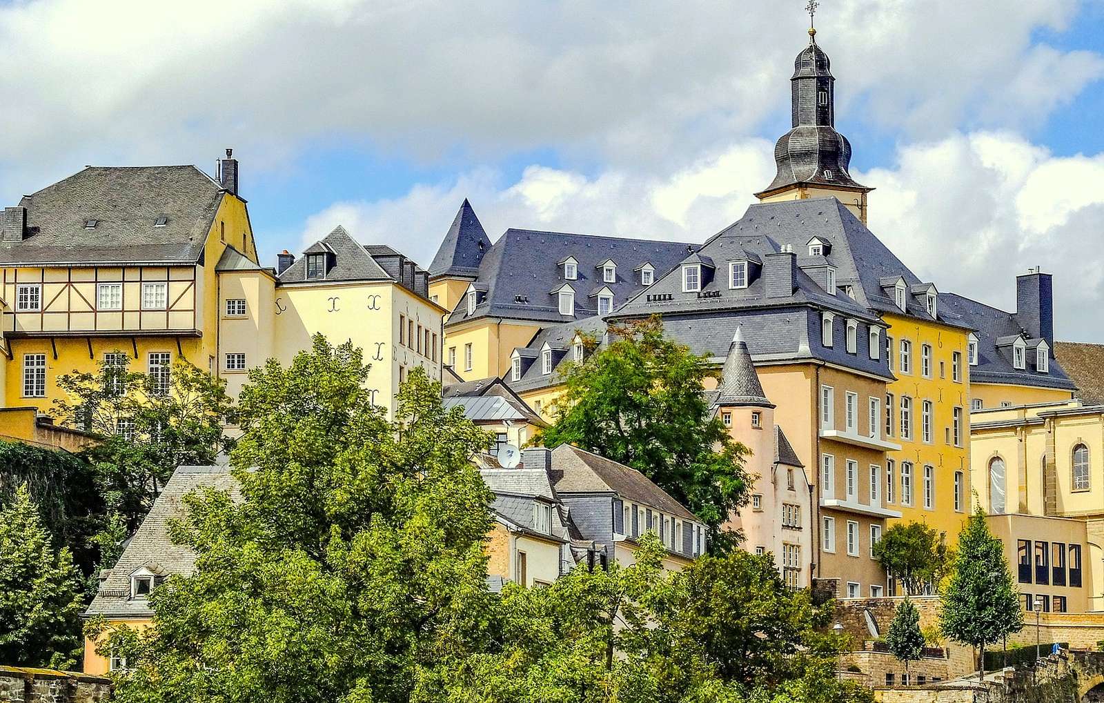 Die wunderschöne Altstadt in Luxemburg Online-Puzzle