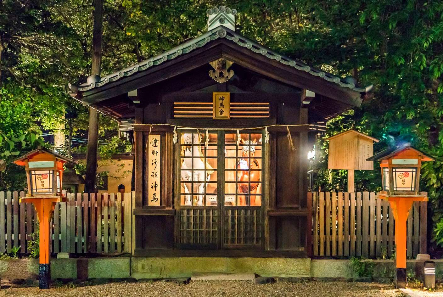 Un pabellón en el distrito de entretenimiento de élite de Kioto rompecabezas en línea