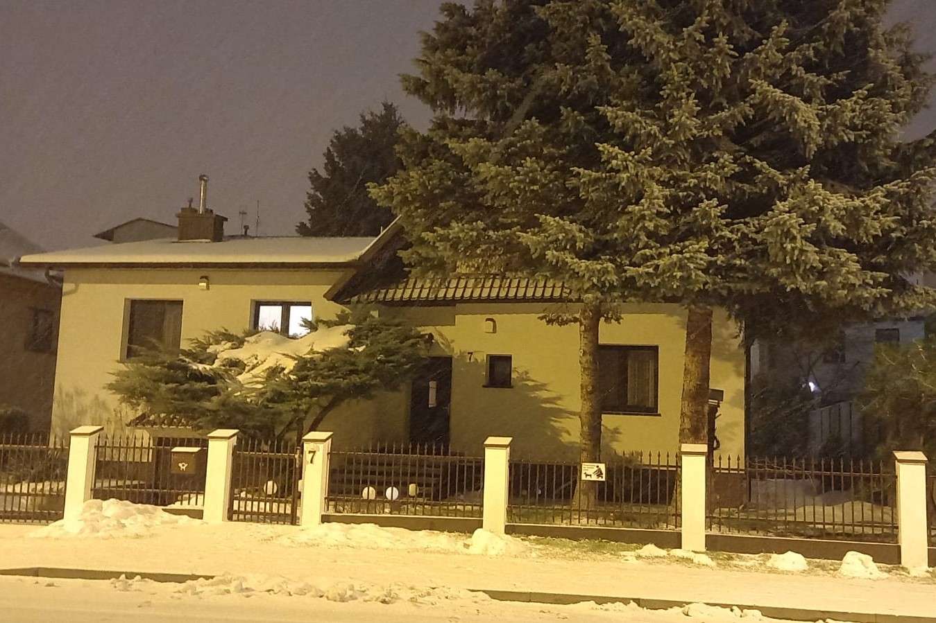 нічний будинок у снігу онлайн пазл