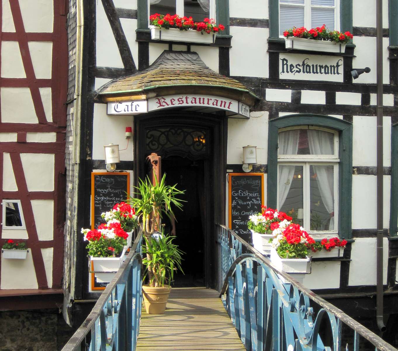 Die Brücke zum Restaurant in Monschau Online-Puzzle