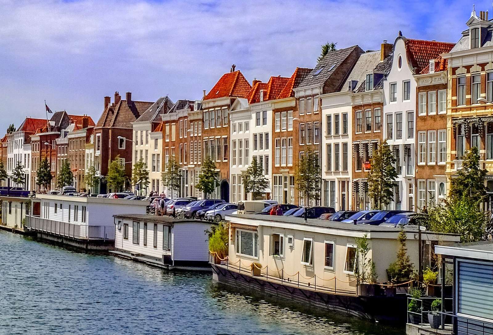 Coloridas casas adosadas y casas flotantes en Middelburg rompecabezas en línea