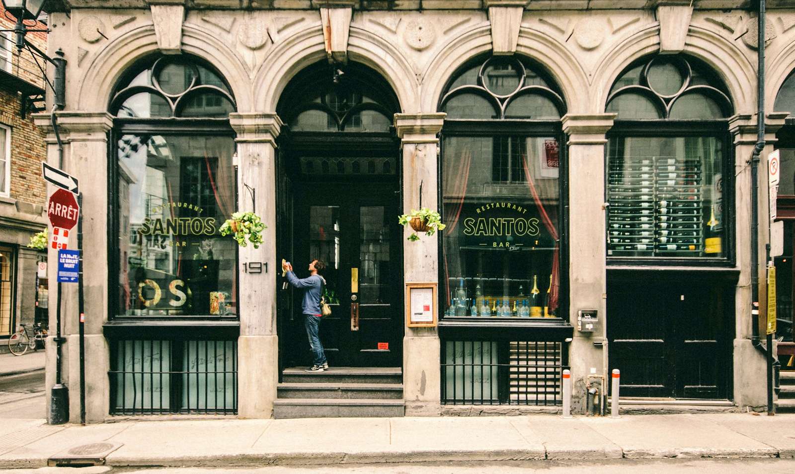 Montreal, um restaurante na parte antiga da cidade puzzle online