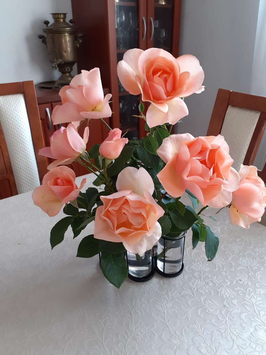 テーブルの上のバラの花束 ジグソーパズルオンライン