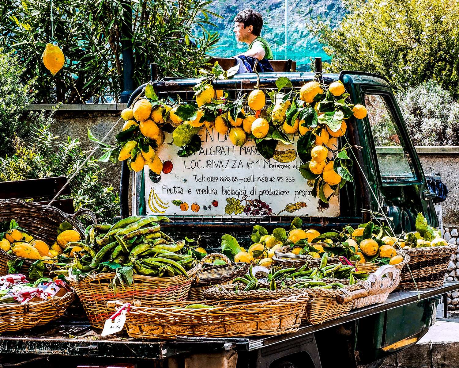 Mercado de frutas e legumes em Cinque Terre quebra-cabeças online