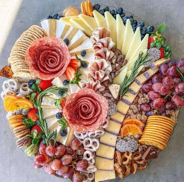 dekoratív tányér felvágottakkal online puzzle