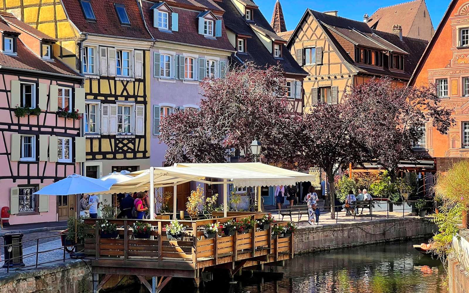 Colmar. Pequeno restaurante na água (França) quebra-cabeças online
