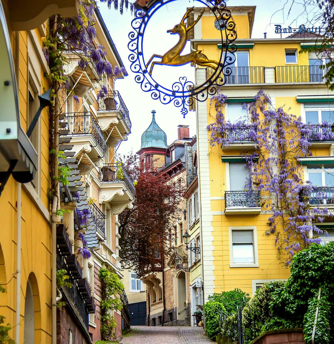 Eine wunderschöne schmale Straße in Baden-Baden Puzzlespiel online
