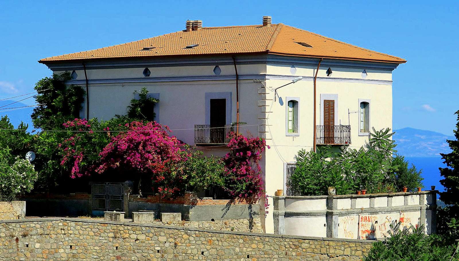 House on the hill (Crosia, Calabria) online puzzle