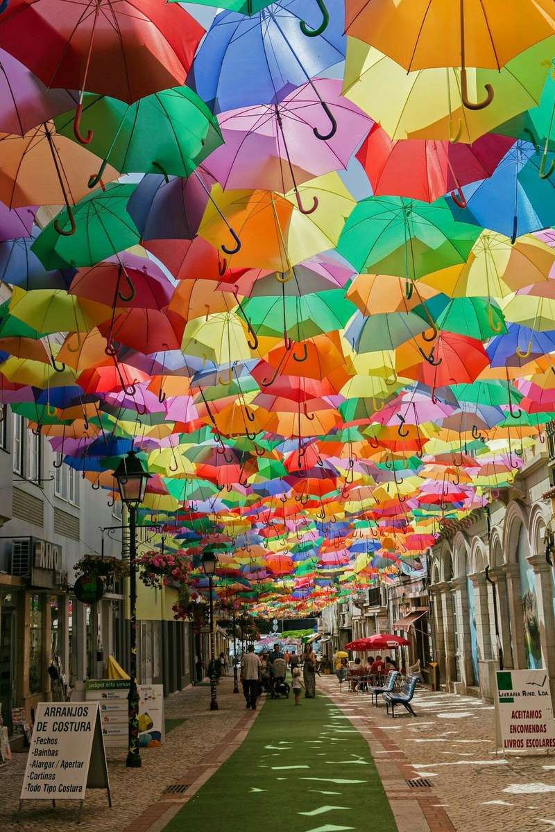 Regenschirmhimmel. in Portugal Online-Puzzle