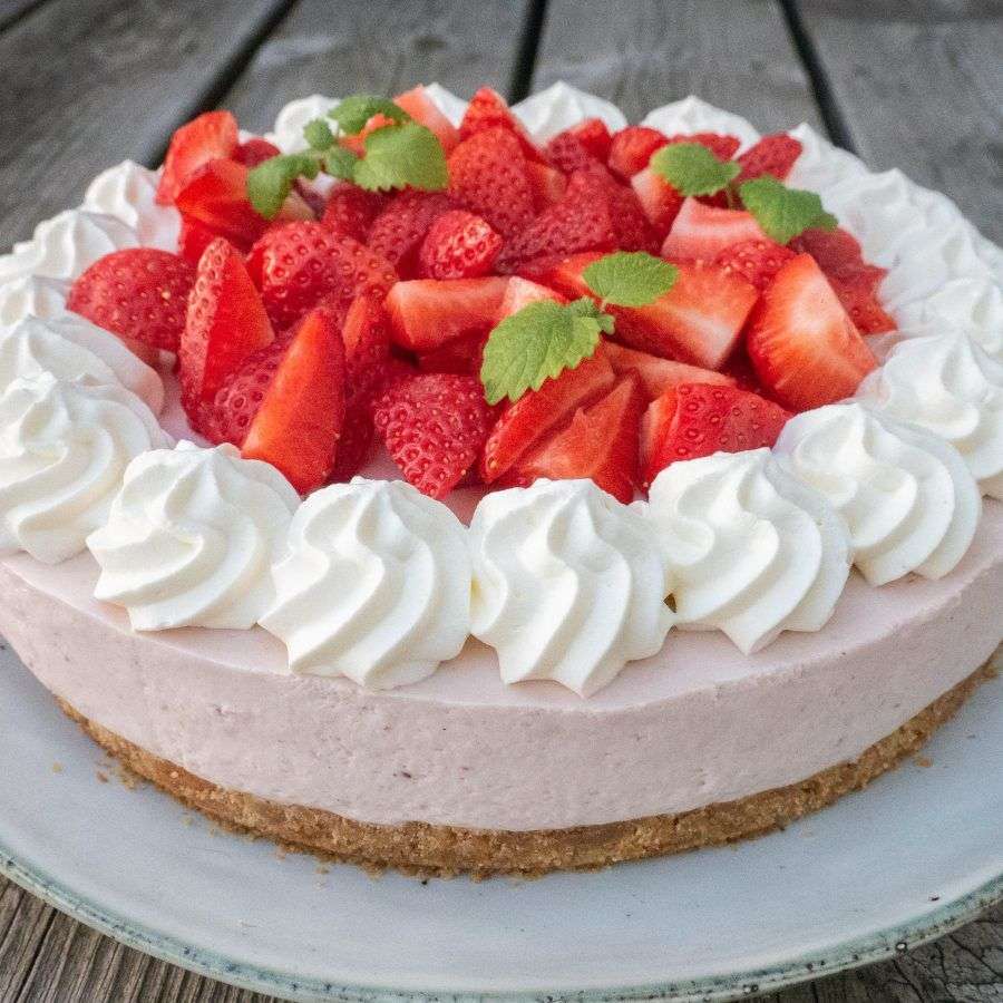 Kall cheesecake med vispad grädde och jordgubbar Pussel online