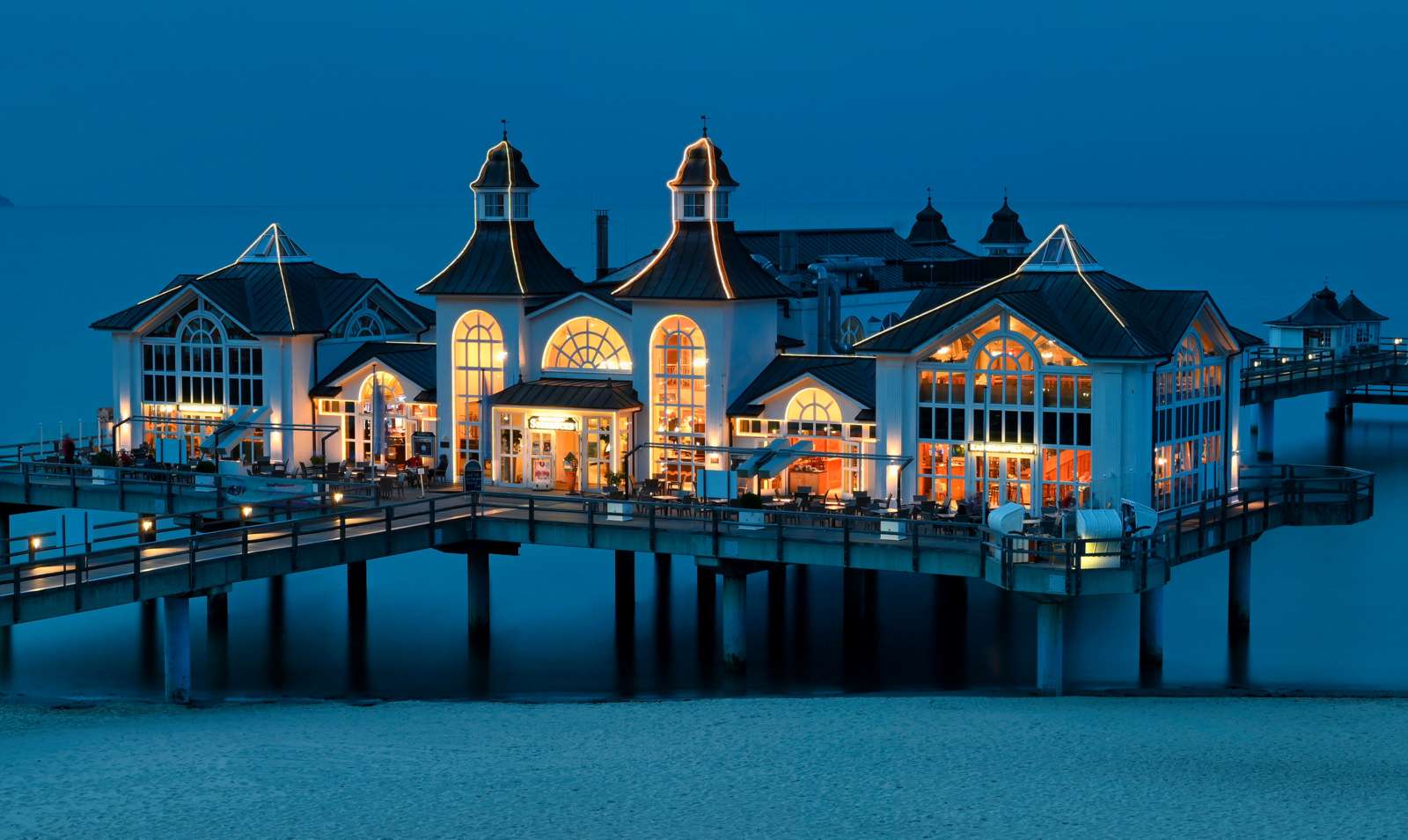 Magnificent pier on the island of Rügen at night. online puzzle
