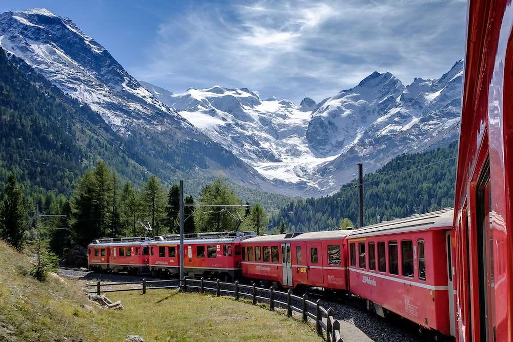 Живописный поезд в Швейцарии пазл онлайн