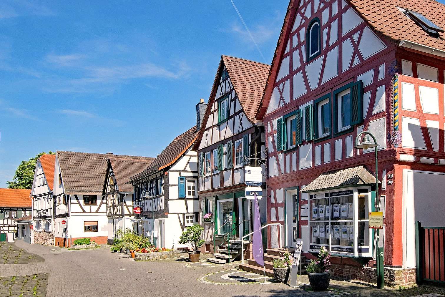Egy álmos utca Dreieich külvárosában online puzzle