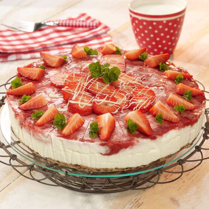 Cheesecake with strawberries jigsaw puzzle online