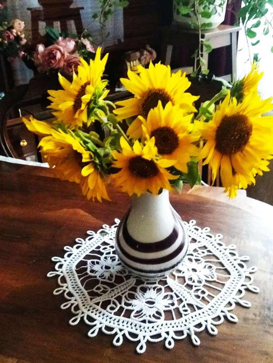 girasoles decorativos en un florero rompecabezas en línea