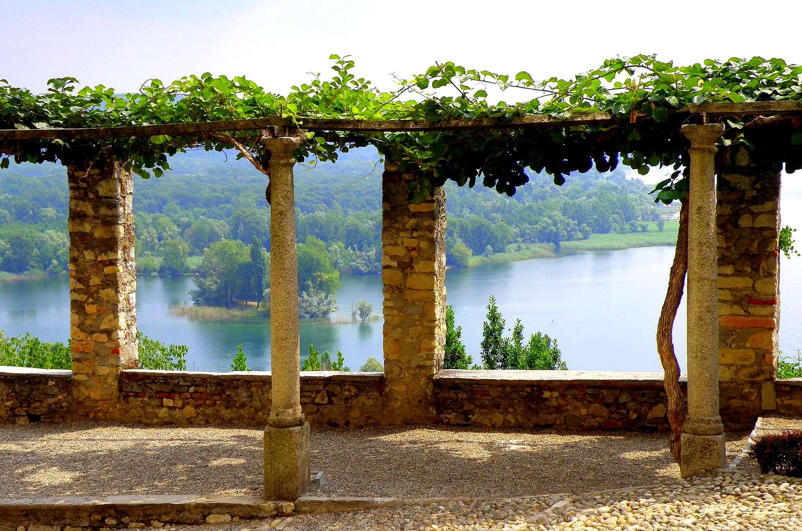Kamenná pergola u jezera Varese skládačky online