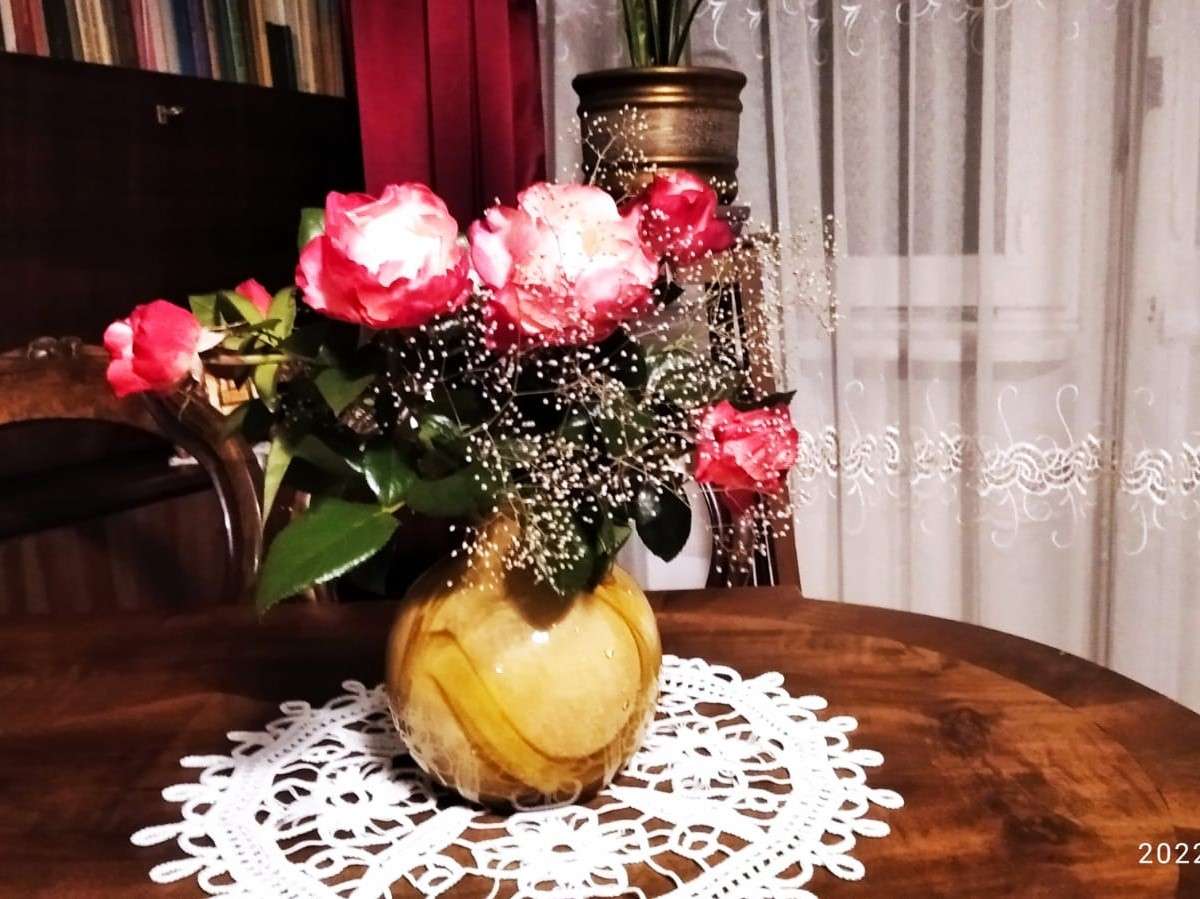 vază cu flori pe masă jigsaw puzzle online
