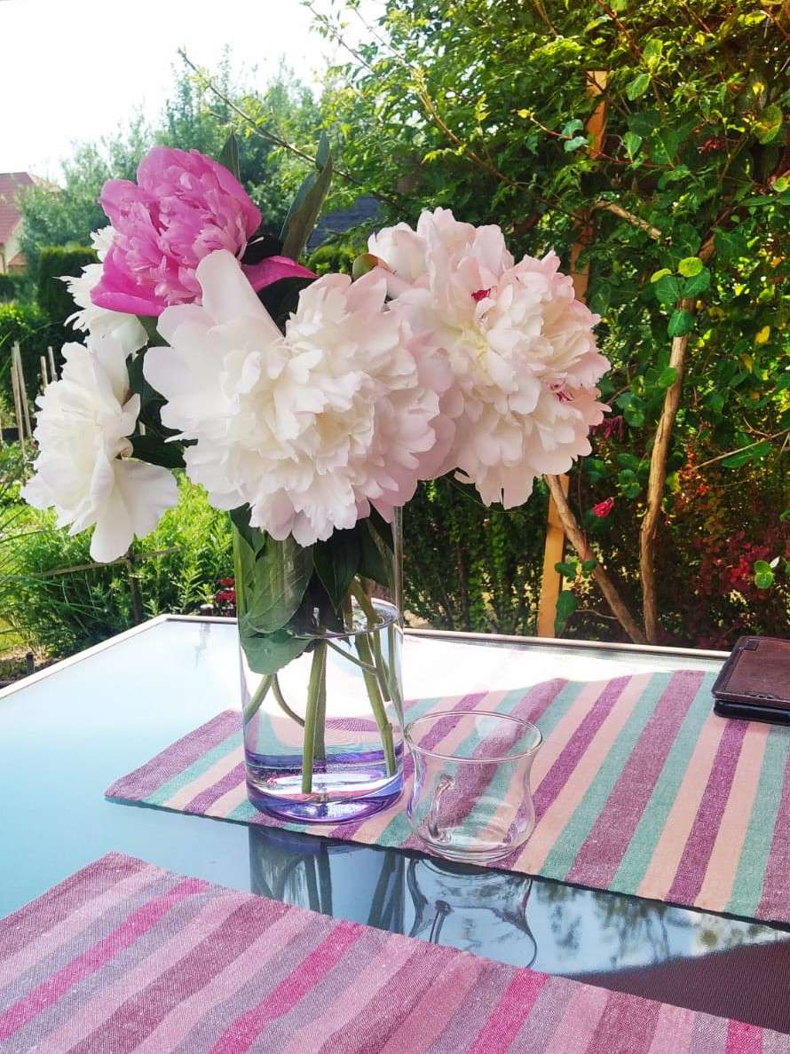 vaza cu flori pe terasa puzzle online