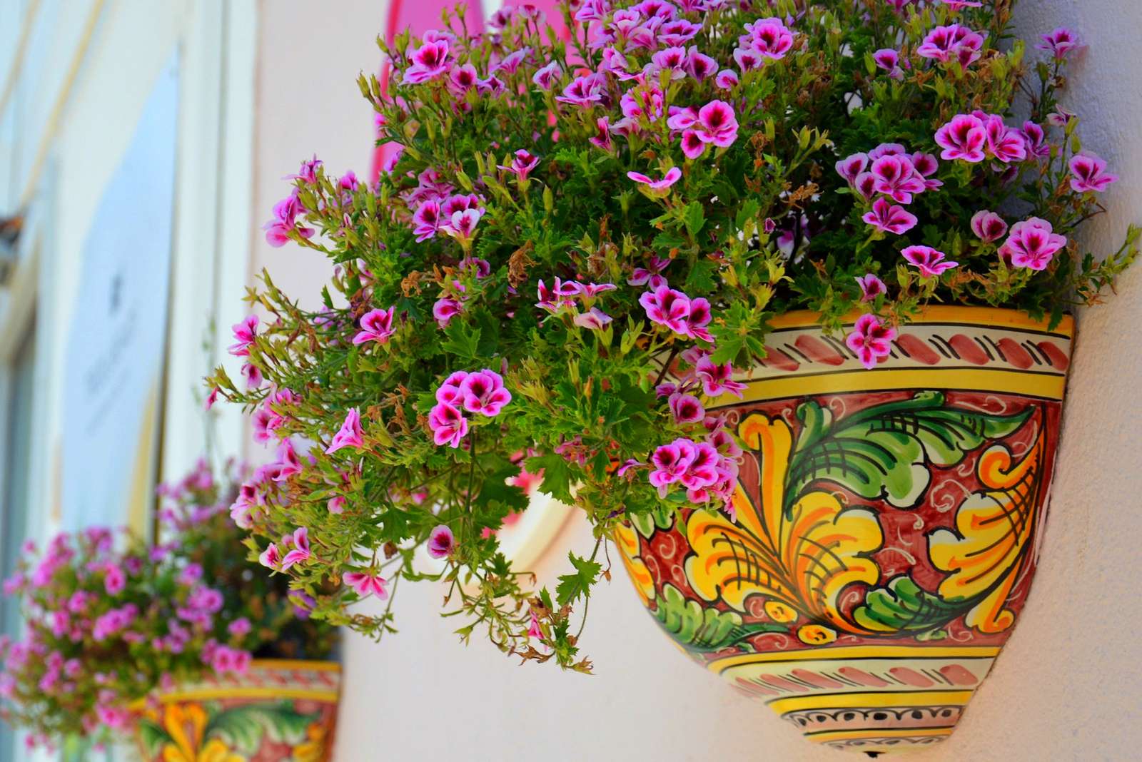 Pots de fleurs originaux dans le village sicilien de Marzamemi puzzle en ligne