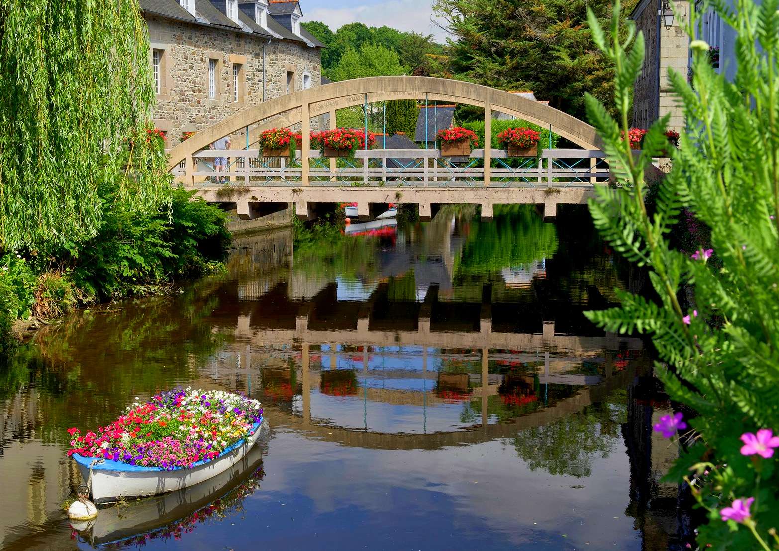 Båtar fulla av blommor på en flod i Bretagne pussel på nätet