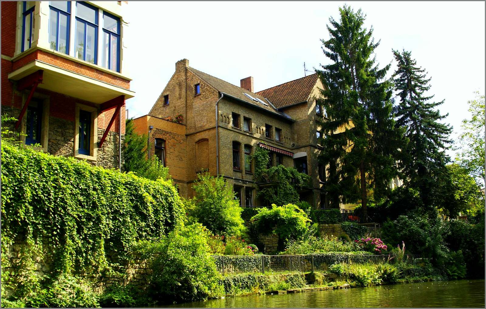 Wunderschöne Villen am Fluss, umgeben von viel Grün (Brunswick) Puzzlespiel online