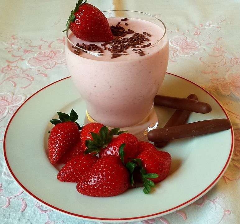 Yoghurtdessert med jordgubbar Pussel online