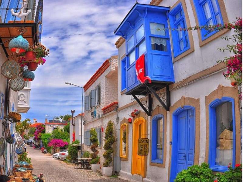 Красочная улица в Турции онлайн-пазл