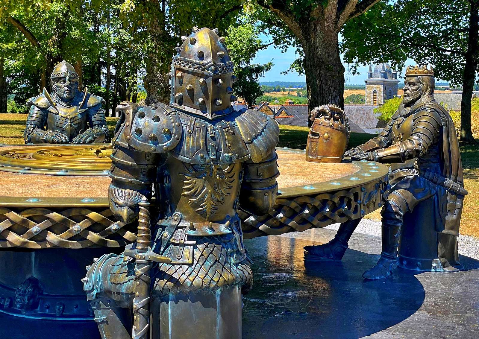Рицари на кръглата маса - скулптура в парка онлайн пъзел