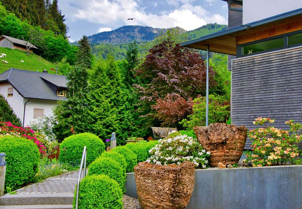 Κήπος δίπλα σε ένα μοντέρνο σπίτι παζλ online
