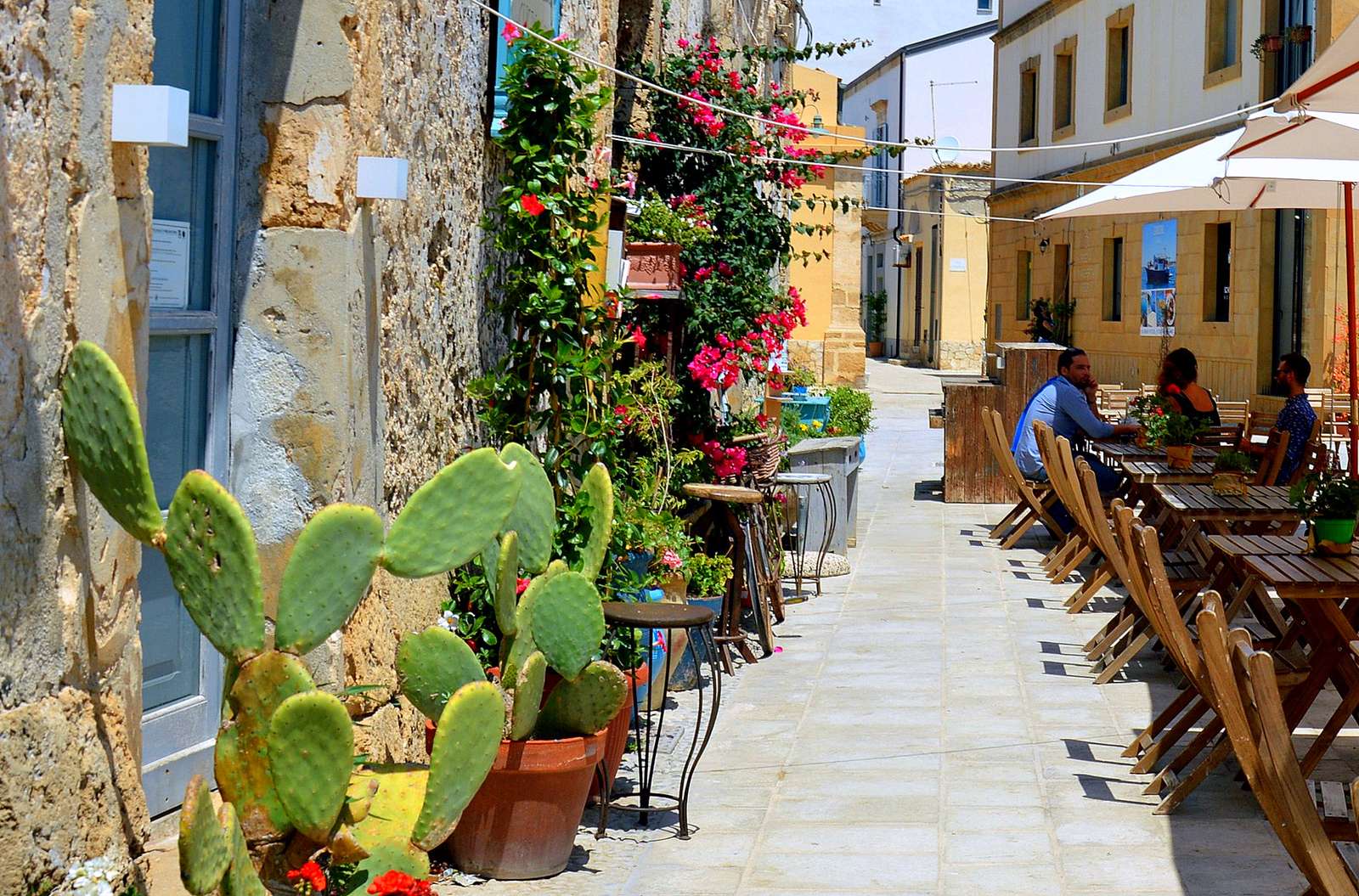 Straßencafé in Sizilien (Dorf Marzamemi) Puzzlespiel online
